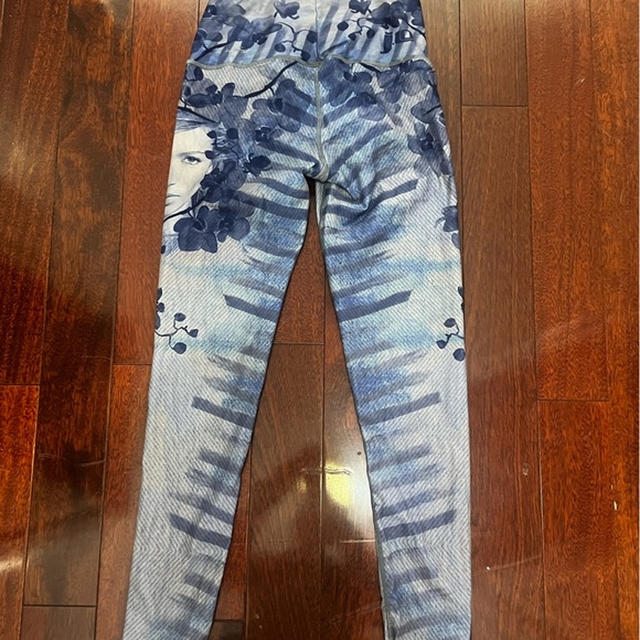 Niyama Sol and J Lo Blue Floral Graphic Leggings - Picture 4 of 4